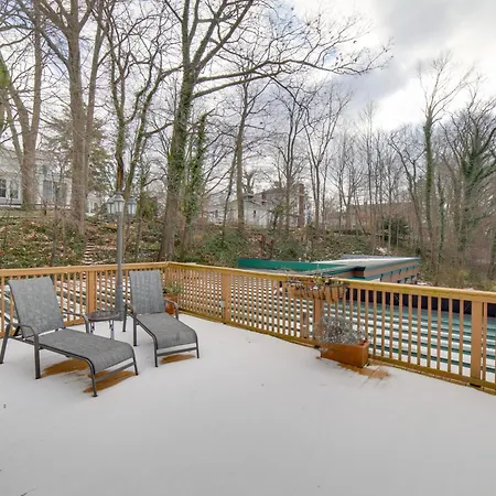 Charming Saugatuck Condo With Private Deck And Grill!